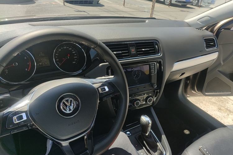 Used Volkswagen Sagitar 2018 1.6L Automatic Comfort Model Center Console