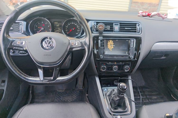 Used Volkswagen Sagitar 2018 1.6L Manual Comfort Model Center Console