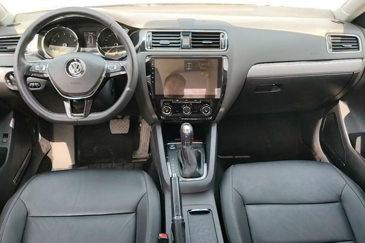 Used Volkswagen Sagitar 2018 180TSI DSG Prestige Edition Center Console