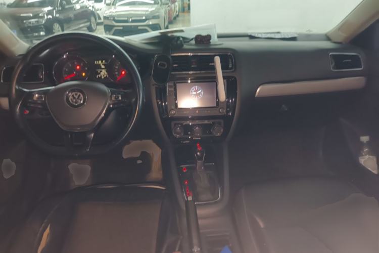 Used Volkswagen Sagitar 2018 1.6L Automatic Comfort Model Center Console