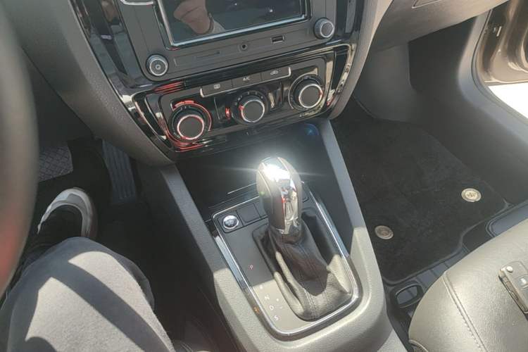Used Volkswagen Sagitar 2018 1.6L Automatic Comfort Model Gear Lever