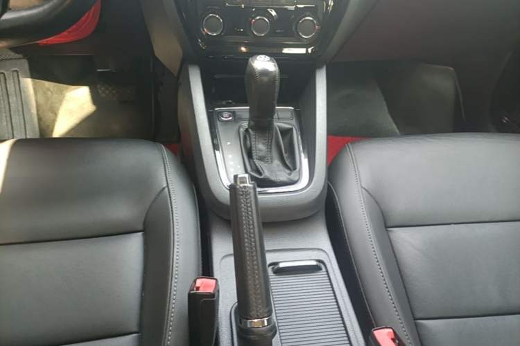 Used Volkswagen Sagitar 2018 280TSI DSG Comfort Model Gear Lever