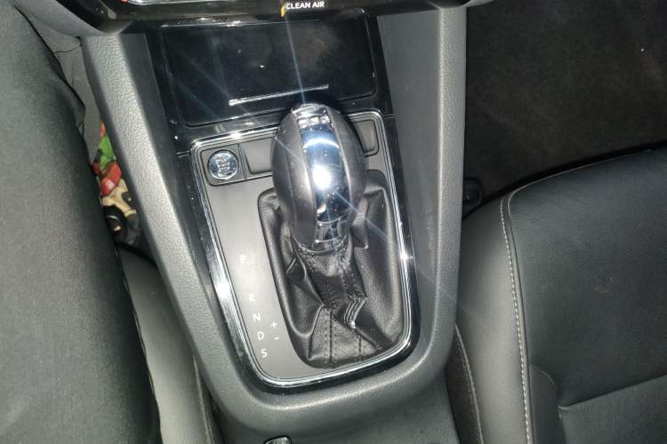 Used Volkswagen Sagitar 2018 280TSI DSG Ignite Edition Gear Lever