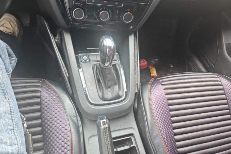 Used Volkswagen Sagitar 2018 1.6L Automatic Comfort Model Gear Lever