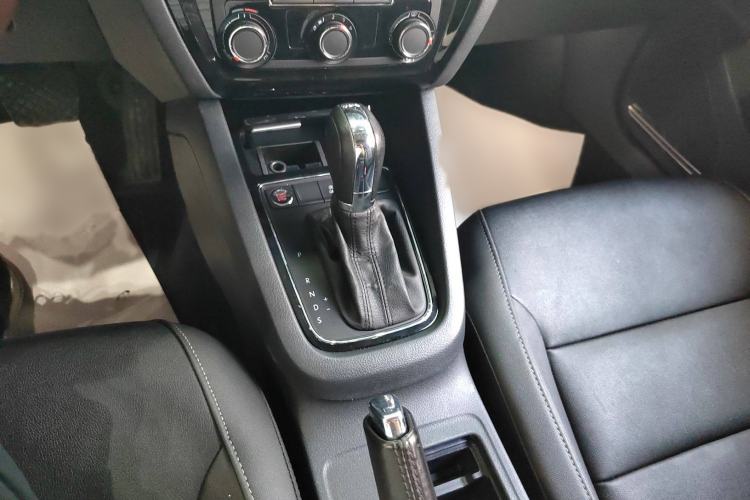 Used Volkswagen Sagitar 2018 280TSI DSG Ignite Edition Gear Lever