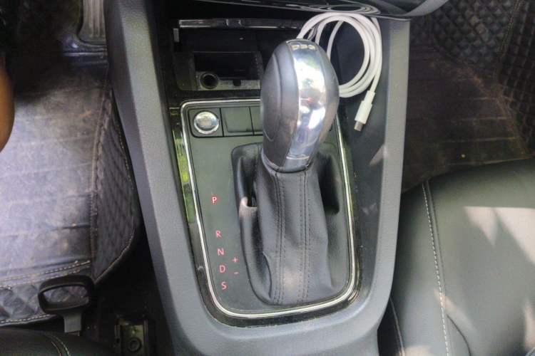 Used Volkswagen Sagitar 2018 280TSI DSG Comfort Model Gear Lever