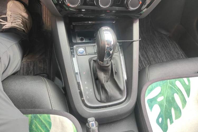 Used Volkswagen Sagitar 2018 280TSI DSG Ignite Edition Gear Lever