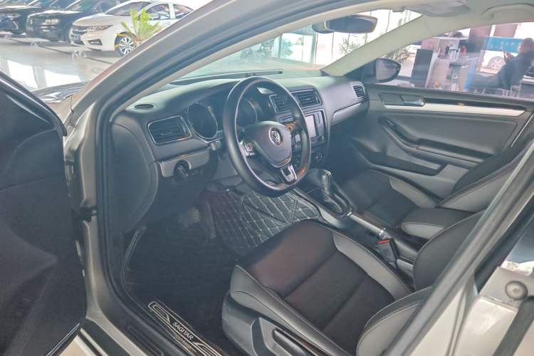 Used Volkswagen Sagitar 2018 1.6L Automatic Comfort Model Interior 1