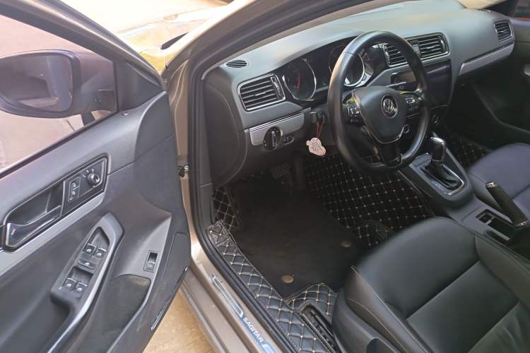Used Volkswagen Sagitar 2018 1.6L Automatic Comfort Model Interior 2