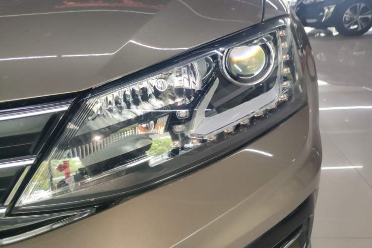 Used Volkswagen Sagitar 2018 280TSI DSG Ignite Edition Left Front Headlight