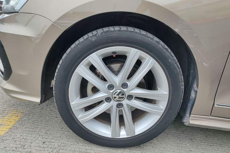 Used Volkswagen Sagitar 2018 280TSI DSG Ignite Edition Left Front Wheel Hub