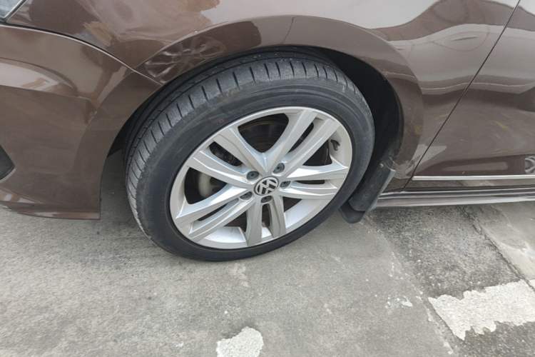 Used Volkswagen Sagitar 2018 280TSI DSG Ignite Edition Left Front Wheel Hub