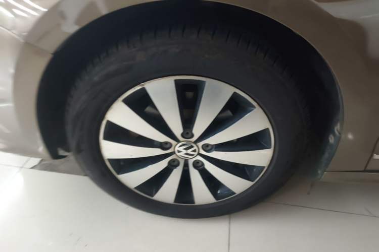 Used Volkswagen Sagitar 2018 1.6L Automatic Comfort Model Left Front Wheel Hub