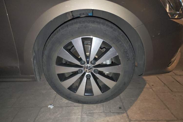 Used Volkswagen Sagitar 2018 1.6L Automatic Comfort Model Right Front Wheel Hub