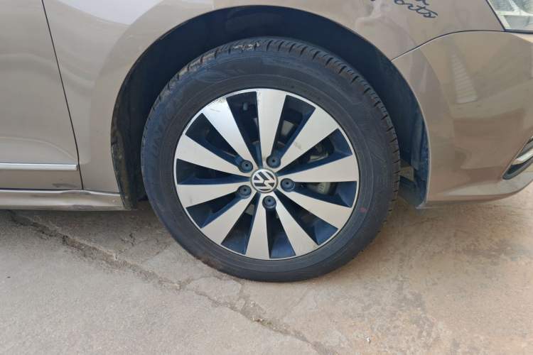 Used Volkswagen Sagitar 2018 1.6L Manual Comfort Model Right Front Wheel Hub