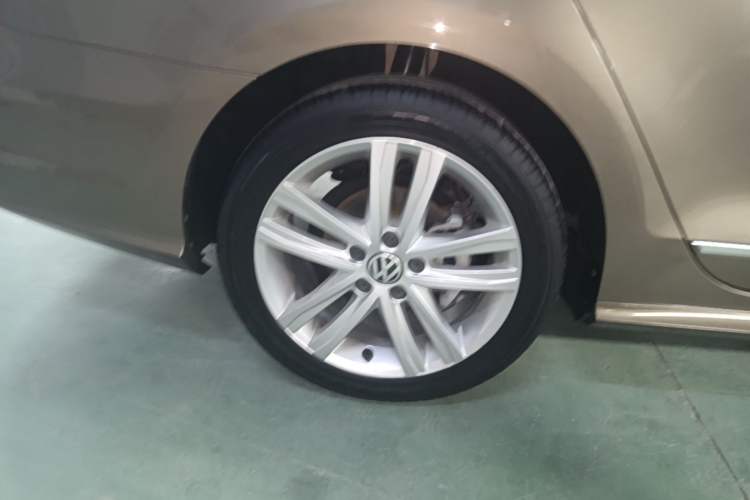 Used Volkswagen Sagitar 2018 280TSI DSG Ignite Edition Right Rear Wheel Hub