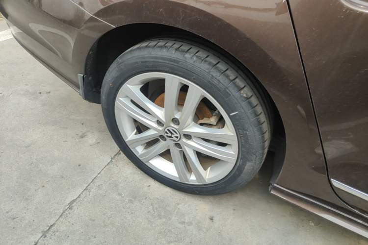Used Volkswagen Sagitar 2018 280TSI DSG Ignite Edition Right Rear Wheel Hub