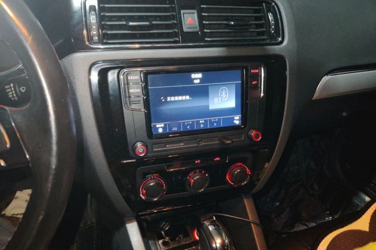 Used Volkswagen Sagitar 2018 1.6L Automatic Comfort Model Audio And AC Panel