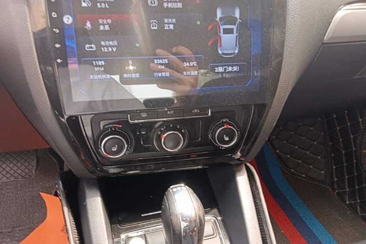 Used Volkswagen Sagitar 2018 180TSI DSG Prestige Edition Audio And AC Panel