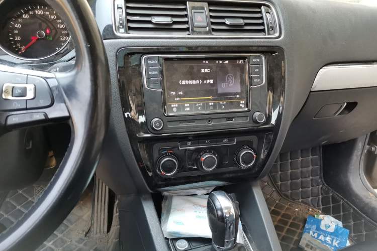 Used Volkswagen Sagitar 2018 1.6L Automatic Comfort Model Audio And AC Panel