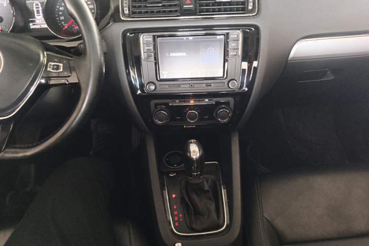 Used Volkswagen Sagitar 2018 280TSI DSG Comfort Model Audio And AC Panel