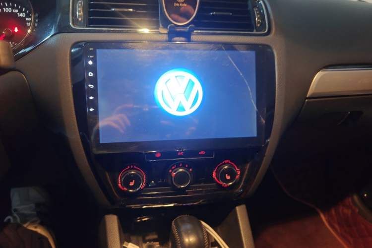 Used Volkswagen Sagitar 2018 180TSI DSG Prestige Edition Audio And AC Panel