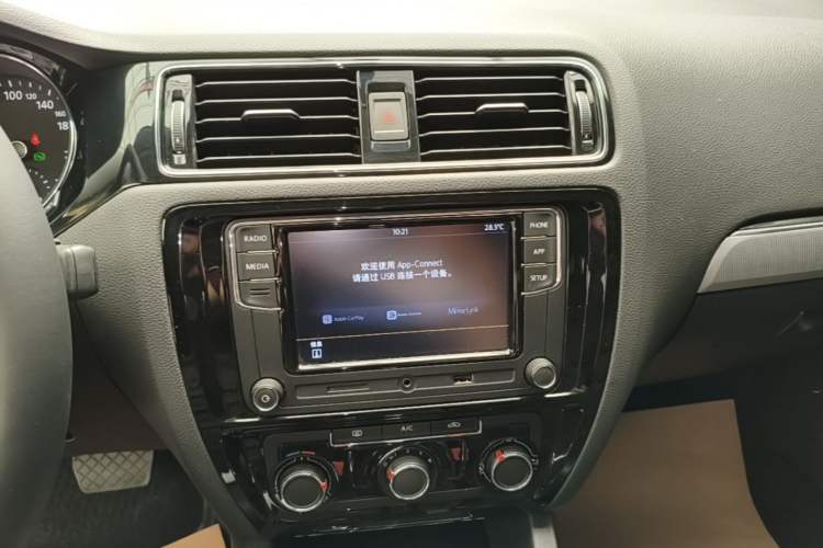 Used Volkswagen Sagitar 2018 280TSI DSG Ignite Edition Audio And AC Panel