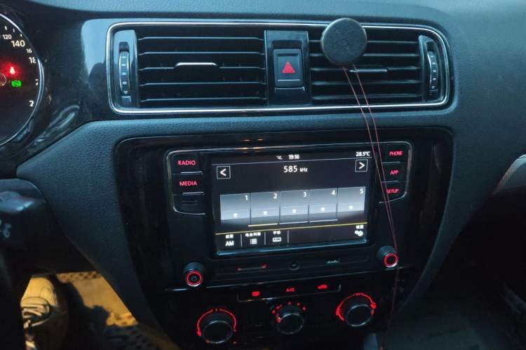 Used Volkswagen Sagitar 2018 1.6L Automatic Comfort Model Audio And AC Panel
