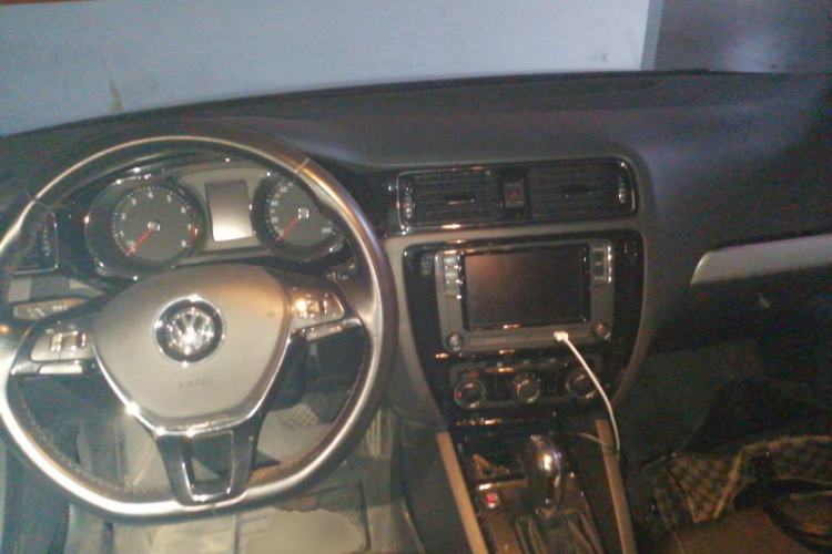 Used Volkswagen Sagitar 2018 1.6L Automatic Comfort Model Center Console
