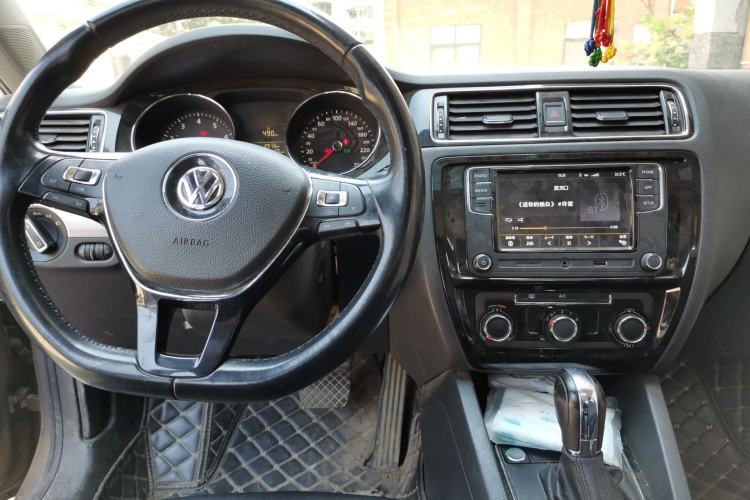 Used Volkswagen Sagitar 2018 1.6L Automatic Comfort Model Center Console