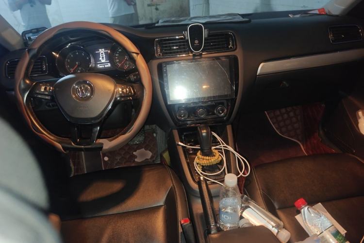 Used Volkswagen Sagitar 2018 180TSI DSG Prestige Edition Center Console