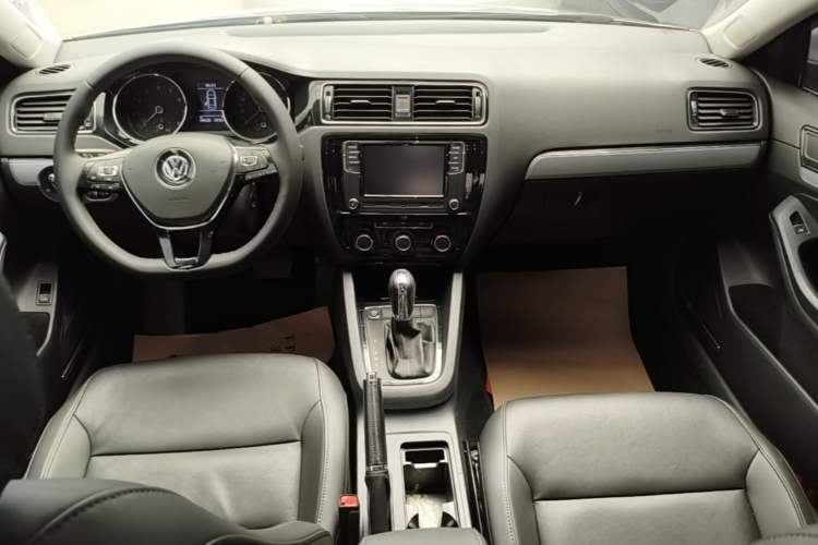 Used Volkswagen Sagitar 2018 280TSI DSG Ignite Edition Center Console