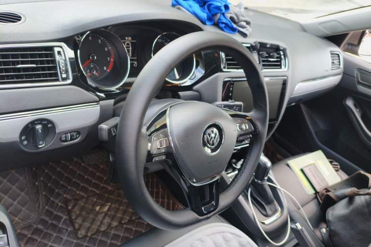 Used Volkswagen Sagitar 2018 180TSI DSG Prestige Edition Center Console