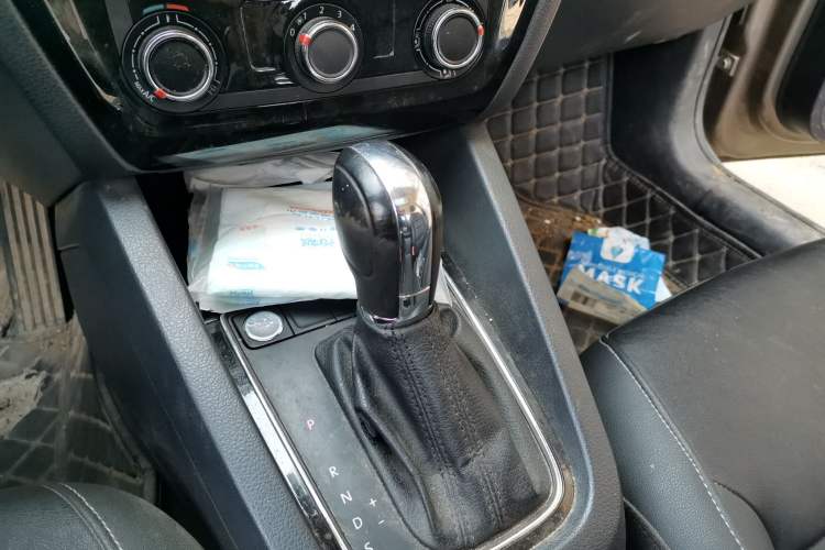 Used Volkswagen Sagitar 2018 1.6L Automatic Comfort Model Gear Lever