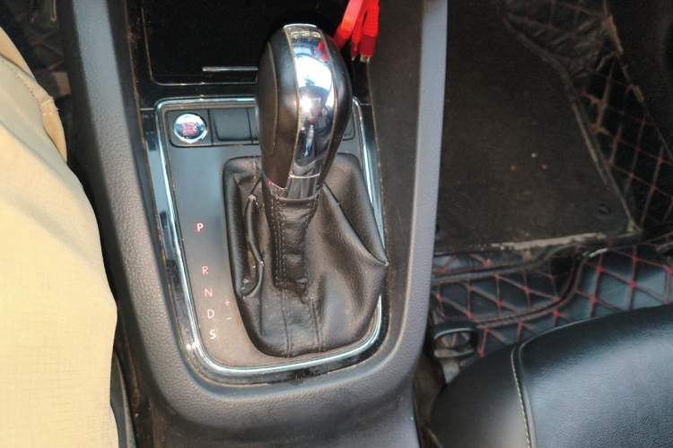 Used Volkswagen Sagitar 2018 280TSI DSG Comfort Model Gear Lever
