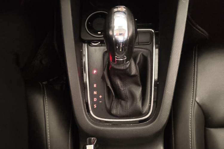 Used Volkswagen Sagitar 2018 280TSI DSG Comfort Model Gear Lever