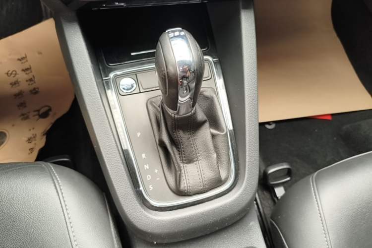 Used Volkswagen Sagitar 2018 280TSI DSG Ignite Edition Gear Lever