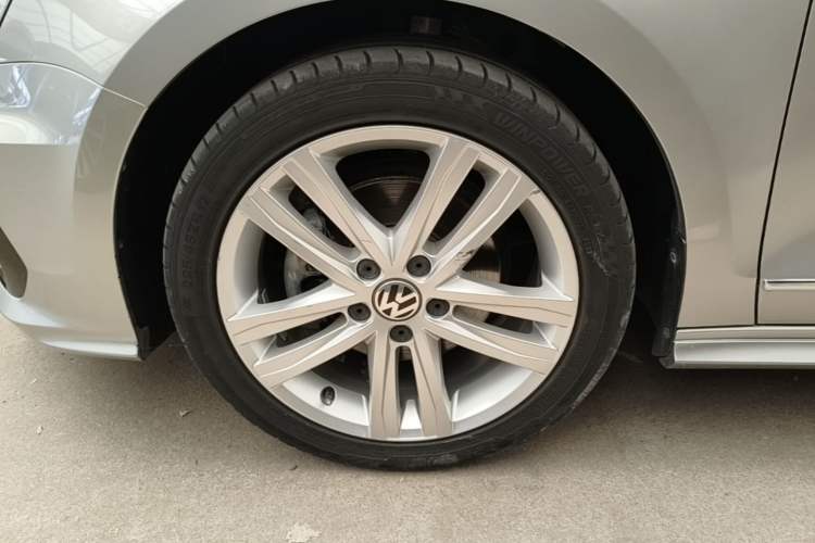 Used Volkswagen Sagitar 2018 280TSI DSG Ignite Edition Left Front Wheel Hub