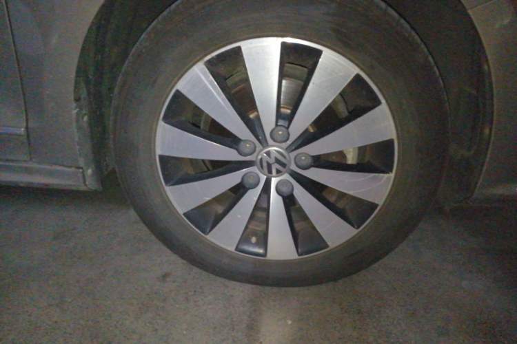 Used Volkswagen Sagitar 2018 1.6L Automatic Comfort Model Right Front Wheel Hub