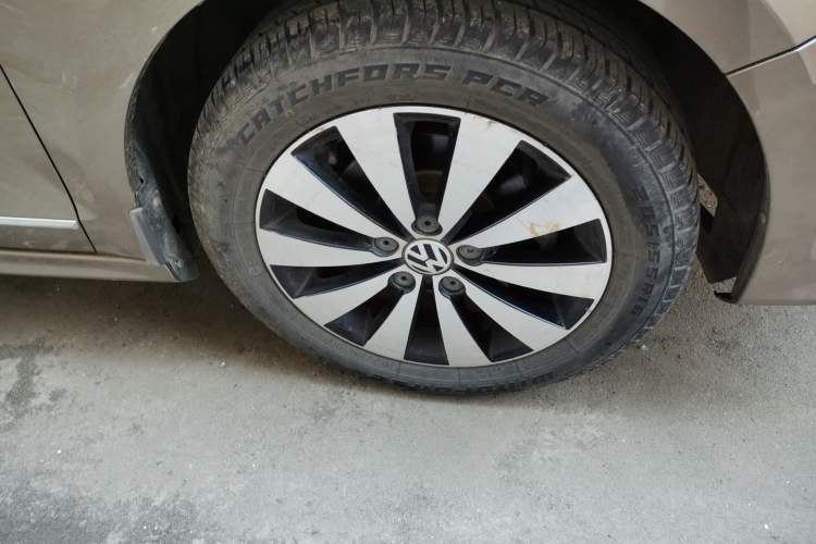 Used Volkswagen Sagitar 2018 1.6L Automatic Comfort Model Right Front Wheel Hub