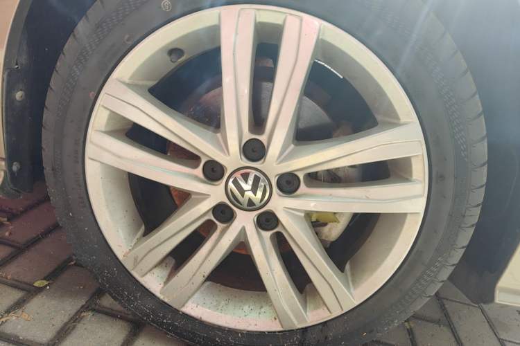 Used Volkswagen Sagitar 2018 280TSI DSG Ignite Edition Right Front Wheel Hub
