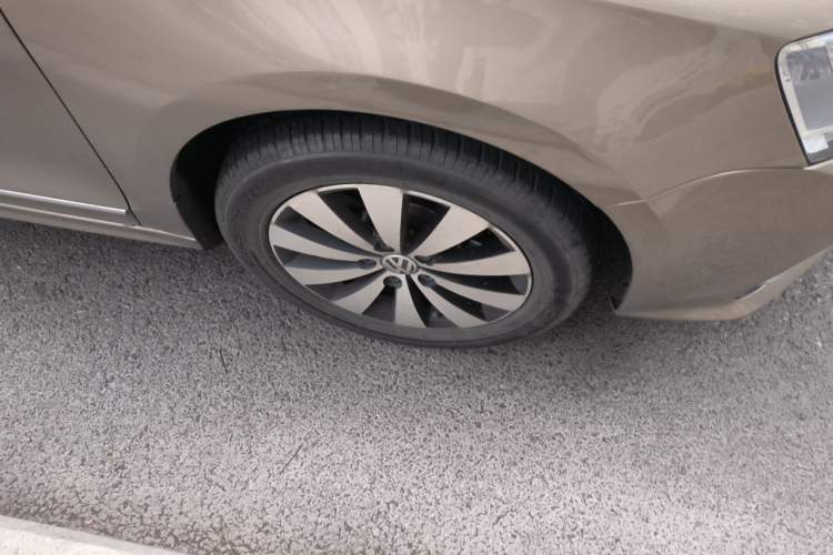 Used Volkswagen Sagitar 2018 1.6L Automatic Comfort Model Right Front Wheel Hub