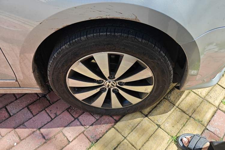 Used Volkswagen Sagitar 2018 1.6L Automatic Comfort Model Right Front Wheel Hub