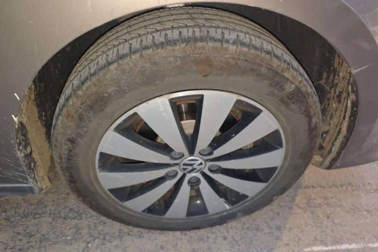 Used Volkswagen Sagitar 2018 1.6L Automatic Comfort Model Right Front Wheel Hub