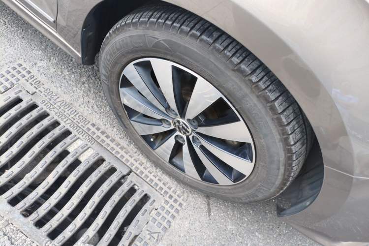 Used Volkswagen Sagitar 2018 180TSI DSG Prestige Edition Right Front Wheel Hub