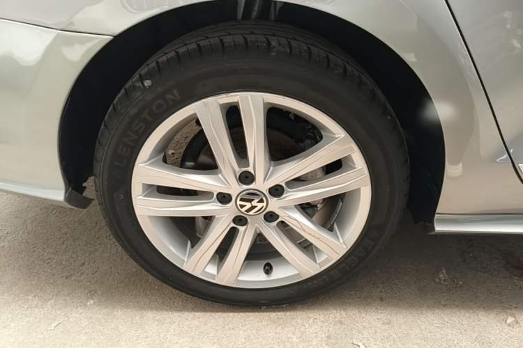 Used Volkswagen Sagitar 2018 280TSI DSG Ignite Edition Right Rear Wheel Hub