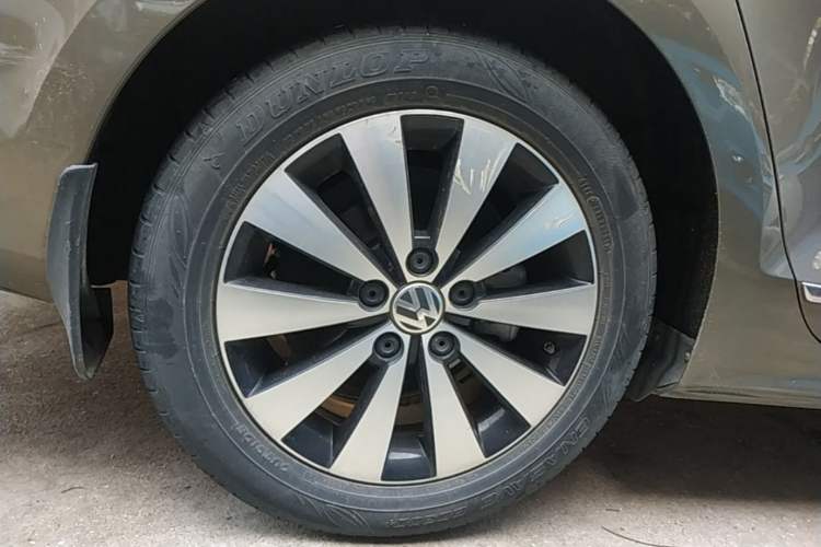 Used Volkswagen Sagitar 2018 1.6L Automatic Comfort Model Right Rear Wheel Hub