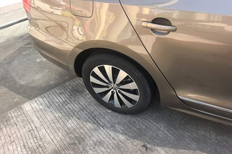 Used Volkswagen Sagitar 2018 1.6L Automatic Comfort Model Right Rear Wheel Hub