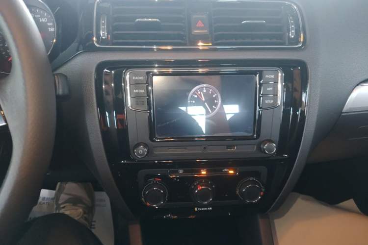 Used Volkswagen Sagitar 2018 1.6L Manual Comfort Model Audio And AC Panel