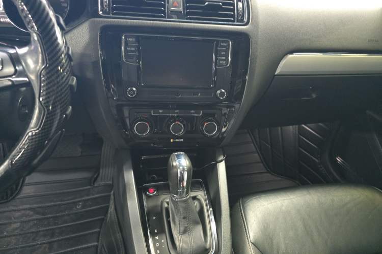 Used Volkswagen Sagitar 2018 280TSI DSG Ignite Edition Audio And AC Panel